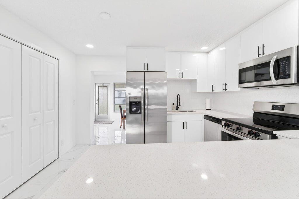 688 SW Lake Court — photo 8