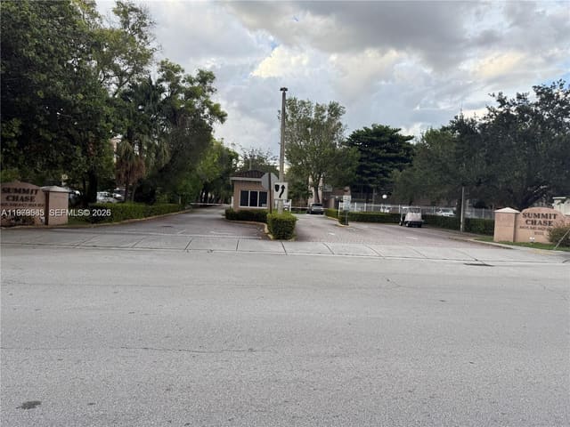 8405 NW 8th Street 304, Summit Chase, Miami, FL