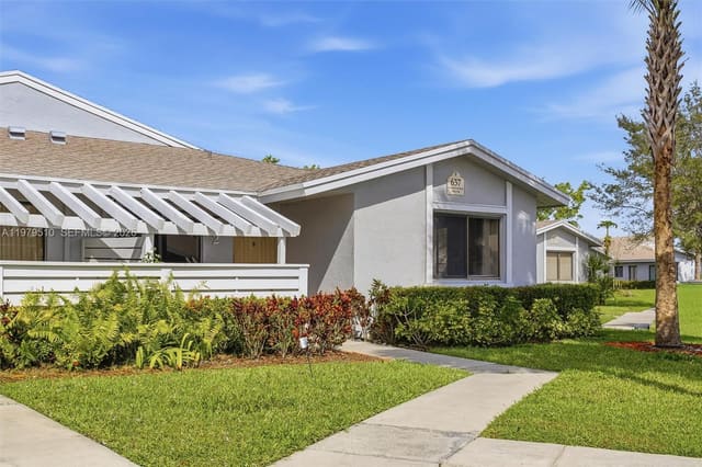657 Racquet Club Road 2, Weston, FL 33326