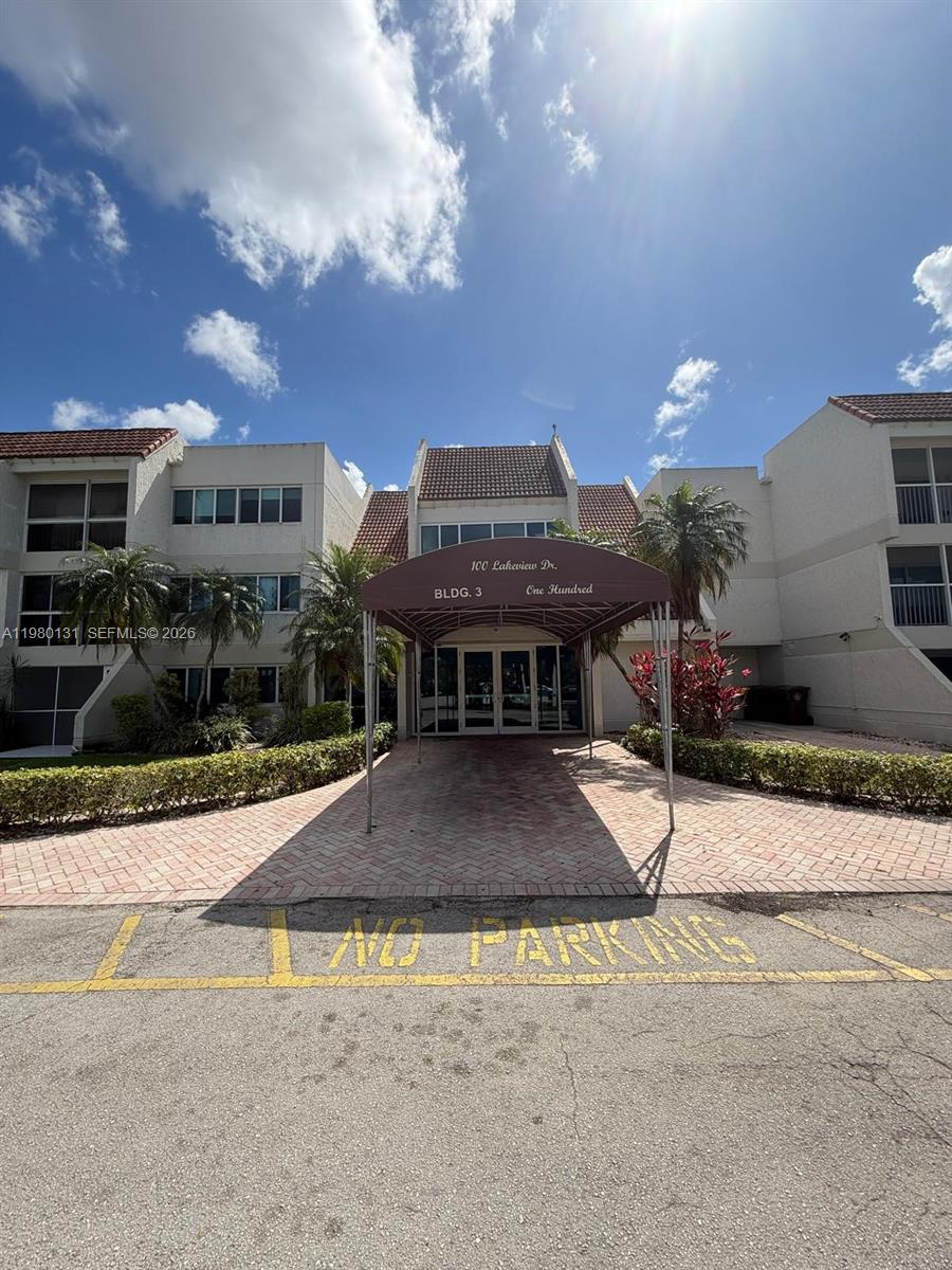 100 Lakeview Drive 214, Weston, FL 33326, Weston