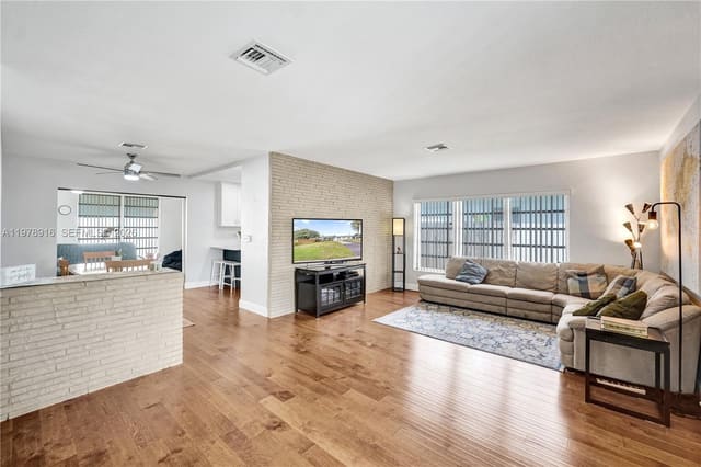 4621 NE 2nd Avenue, Oakland Park, FL 33334