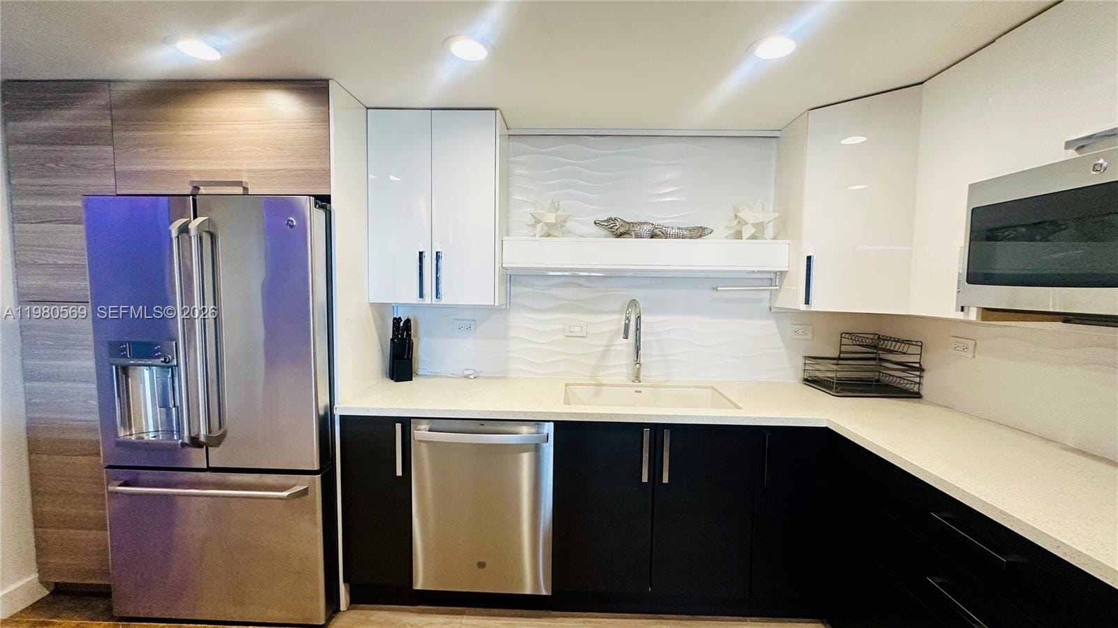 19390 Collins Avenue 424 — photo 3