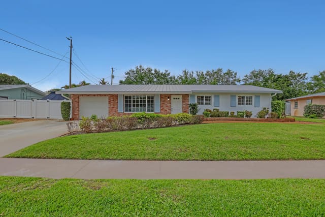 24 Pinetree Circle, Tequesta, FL 33469