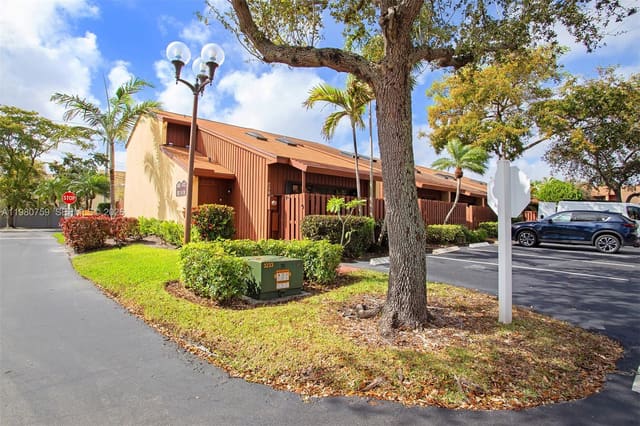 402 SE 14th Street, sold in Sandpiper Bay, Dania Beach, FL