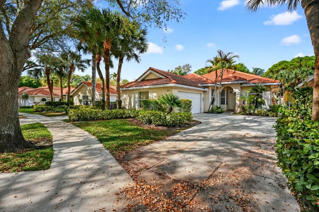 217 E Tall Oaks Circle, sold in Oaks Oaks East 4, Palm Beach Gardens, FL