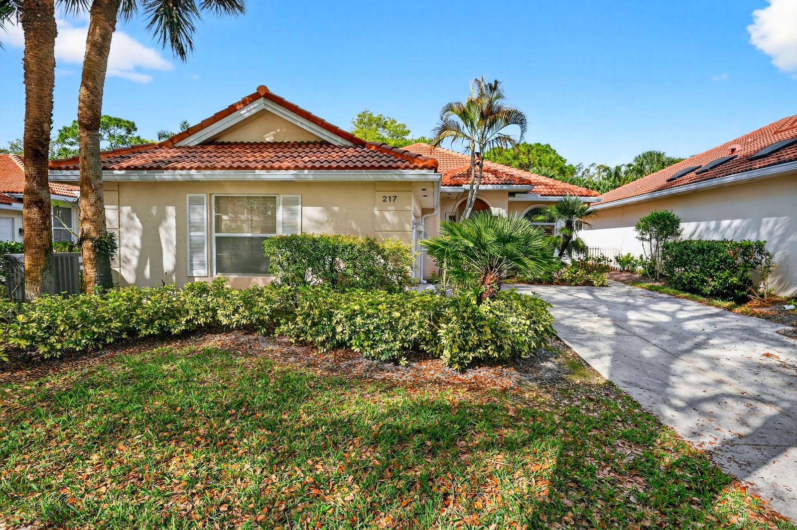 217 E Tall Oaks Circle, Palm Beach Gardens, FL 33410 photo 2