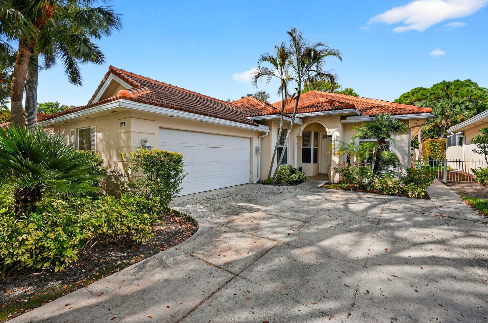 217 E Tall Oaks Circle, Palm Beach Gardens, FL 33410 photo 3