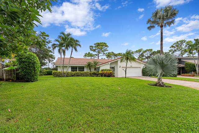 925 Foxpointe Circle, Delray Beach, FL 33445