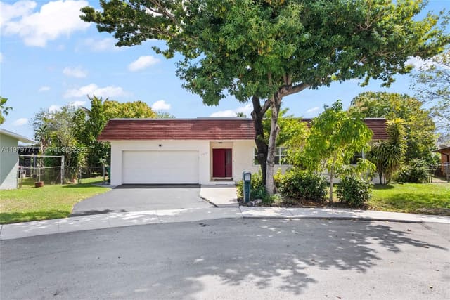 8310 SW 26th Place, sold in Arrowhead Golf & Tennis C, Davie, FL