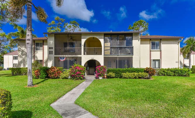 305 Knotty Pine Circle D-2, Greenacres, FL 33463