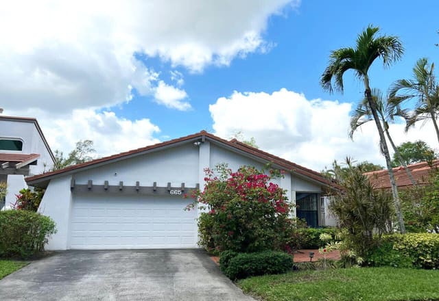 665 Hollows Circle, sold in Deer Creek, Deerfield Beach, FL