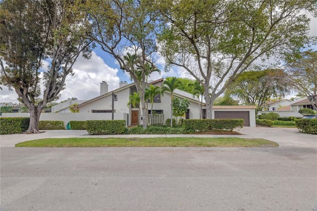 7010 SW 66th Avenue 25, sold in Banyans of South Miami, South Miami, FL