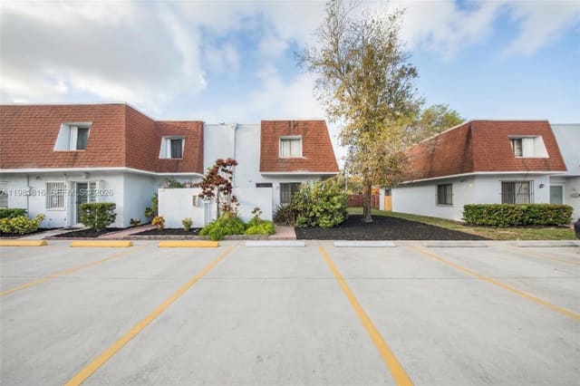 10710 NW 7th Street 11B, Laguna Club, Miami, FL