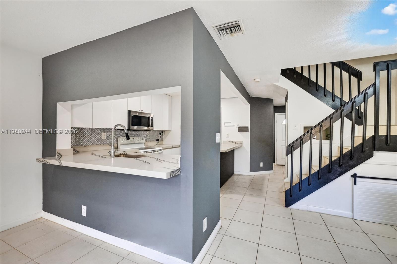 5843 Woodlands Boulevard — photo 2