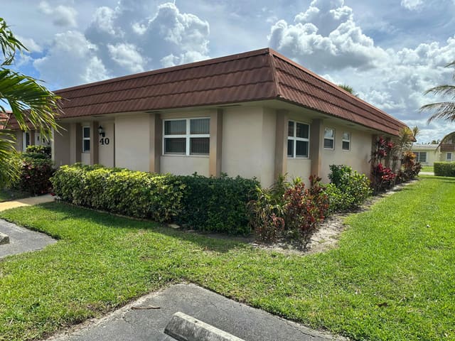 5725 Fernley Drive E 40, sold in Cresthaven Condo Townhomes Sec 1, West Palm Beach, FL