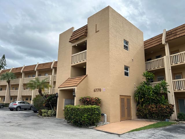 6770 Royal Palm Boulevard 301, Royal Park Gardens Ii L, Margate, FL