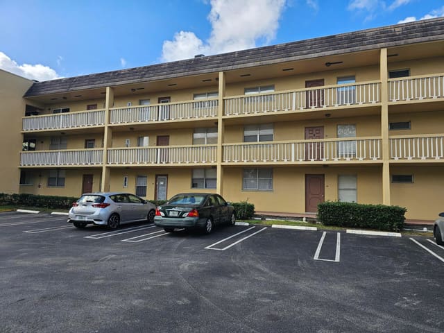 6200 NW 62nd Street 202, sold in Bermuda Club, Tamarac, FL