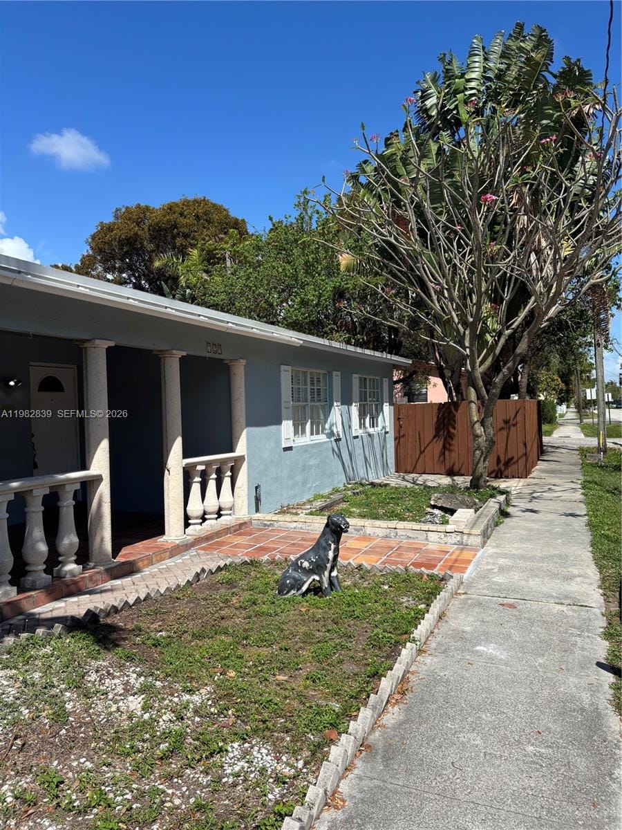 729 NE 2nd Court — photo 2