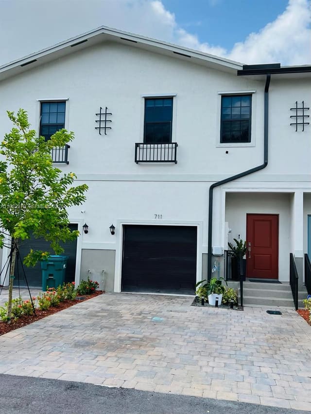 711 SW 11th Street, sold in Regal Palm Subdivision, Florida City, FL