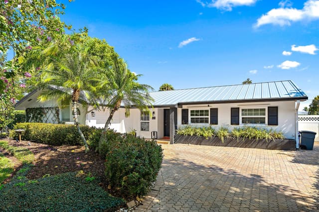 801 Fairhaven Drive, sold in Fairhaven, North Palm Beach, FL