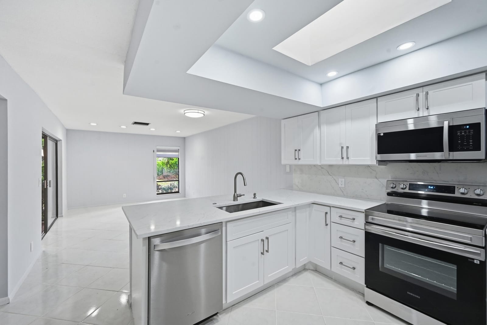 5935 Glenbrook Drive — photo 3