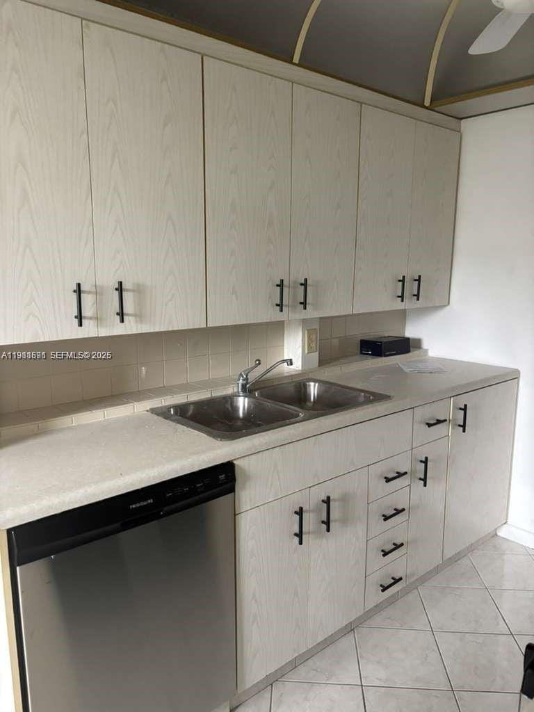 2052 Exeter C 2052 2052 — photo 2