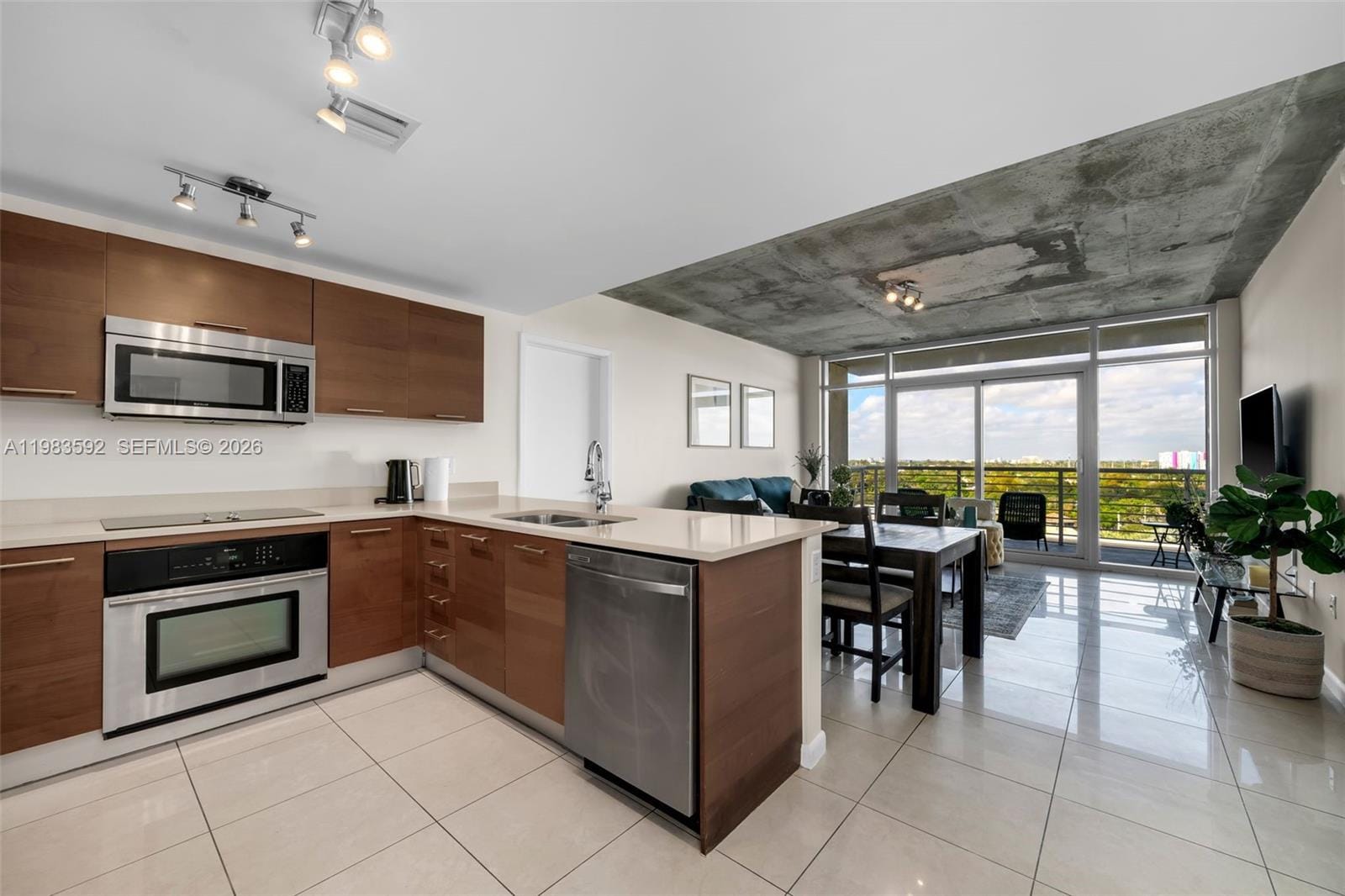 3250 NE 1st Avenue 814 — photo 10