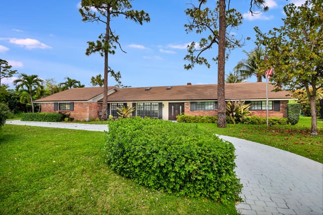 320 N Country Club Drive, Atlantis, FL 33462