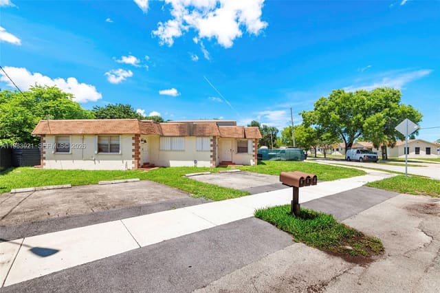 201 Columbus Parkway, Hollywood, FL 33021