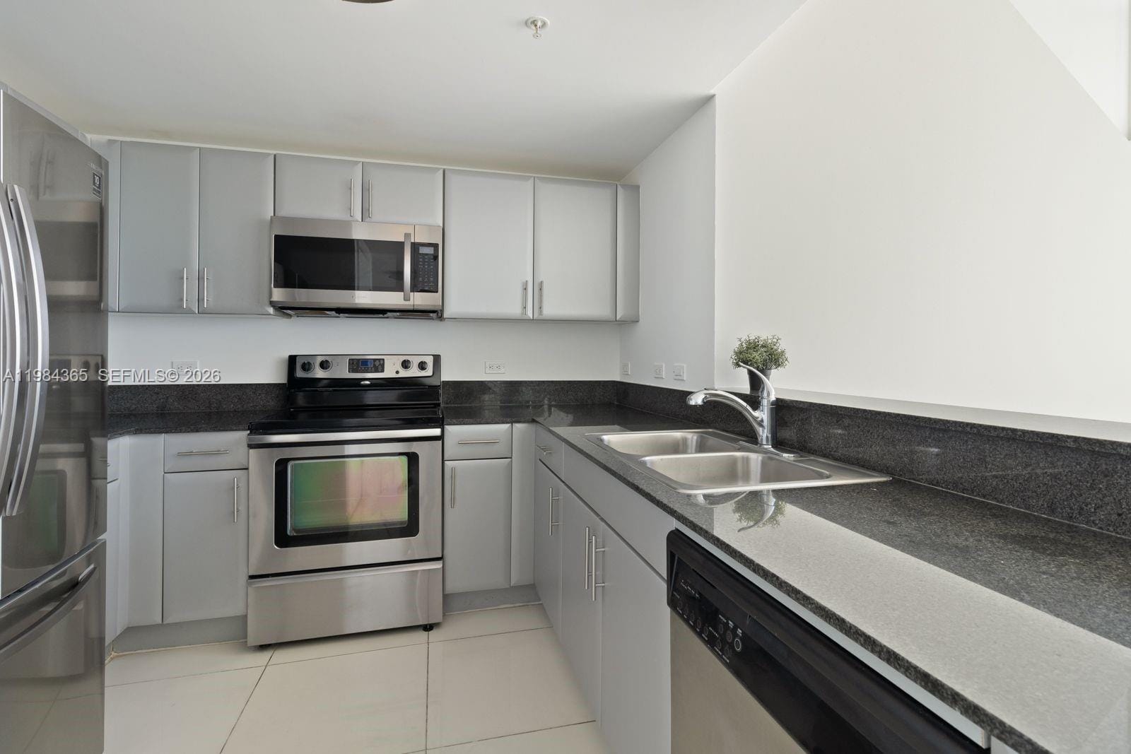 1861 N River Drive 3 — photo 2