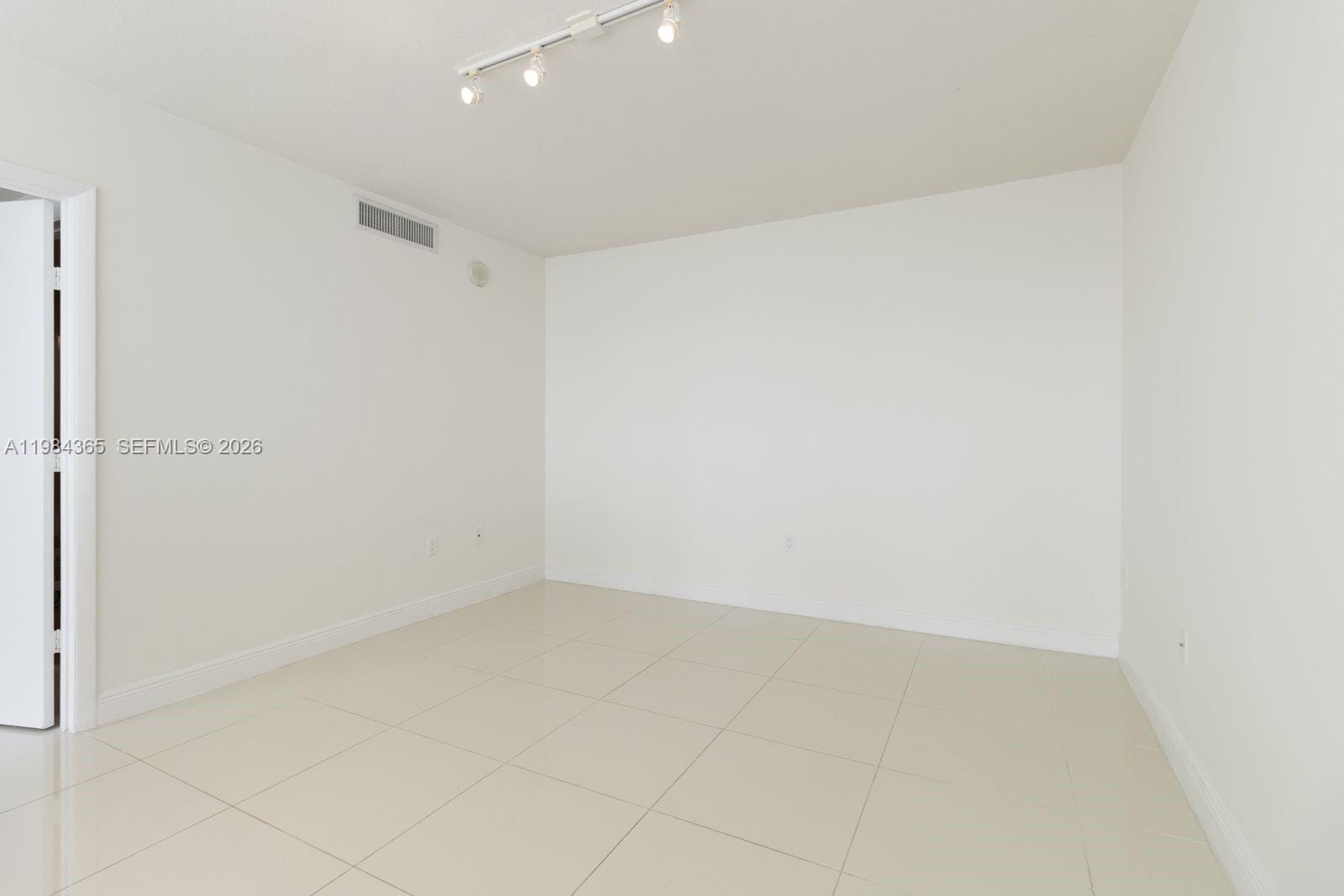 1861 N River Drive 3 — photo 12