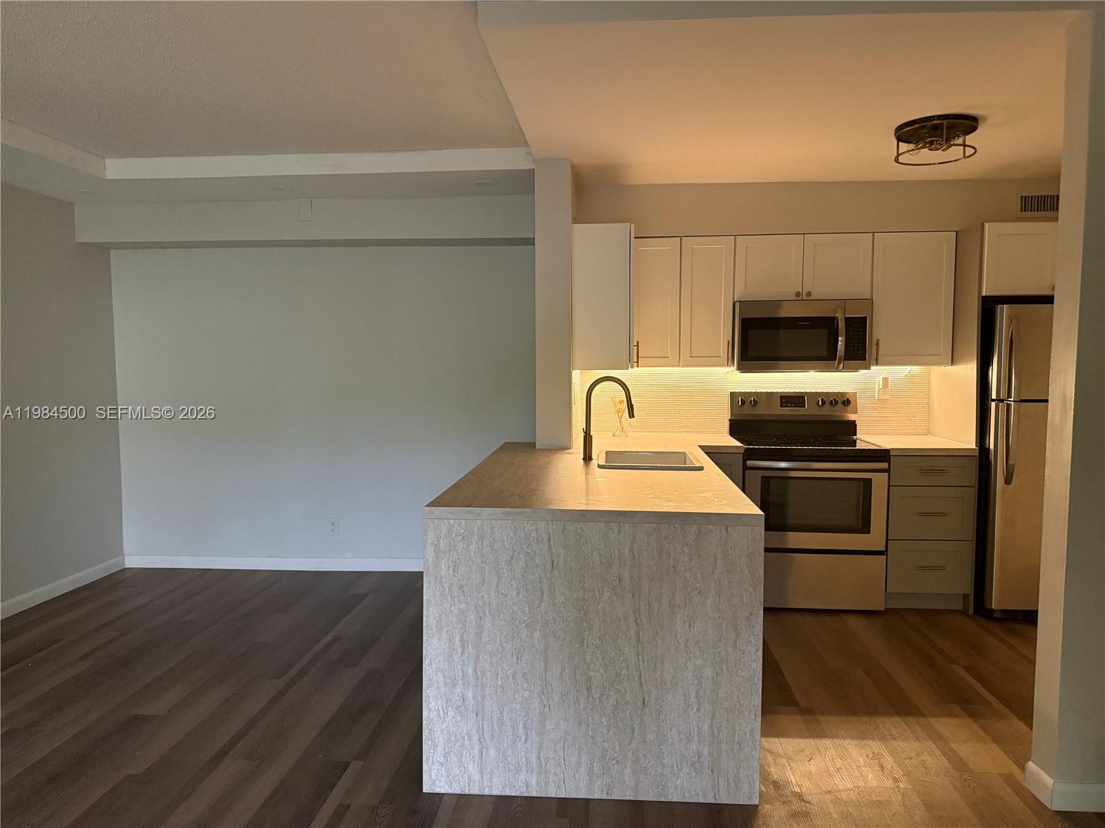 3001 N Oakland Forest Drive 104, Oakland Park, FL 33309, Oakland Park