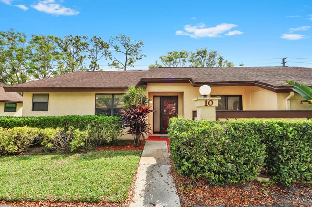 10 Bay Cedar Court, sold in Strathmore Gate I Unit One, Royal Palm Beach, FL