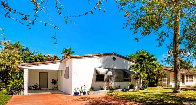 913 NE 4th Street, sold in Gulfstream Estates No 2, Hallandale Beach, FL