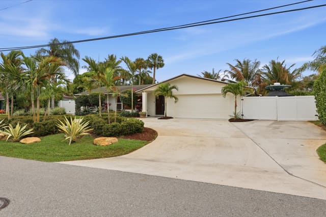 7 River Drive, sold in Tequesta Country Club, Tequesta, FL