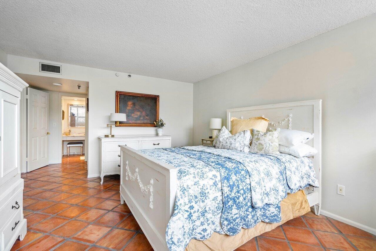 899 Jeffery Street 3050 — photo 11