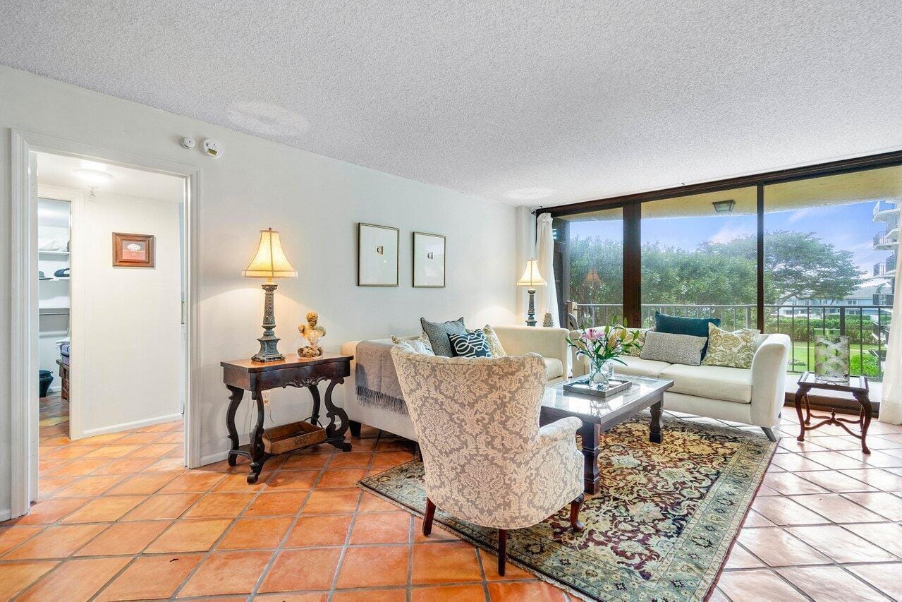 899 Jeffery Street 3050 — photo 4