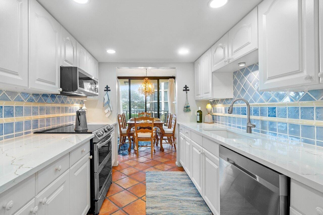 899 Jeffery Street 3050 — photo 8