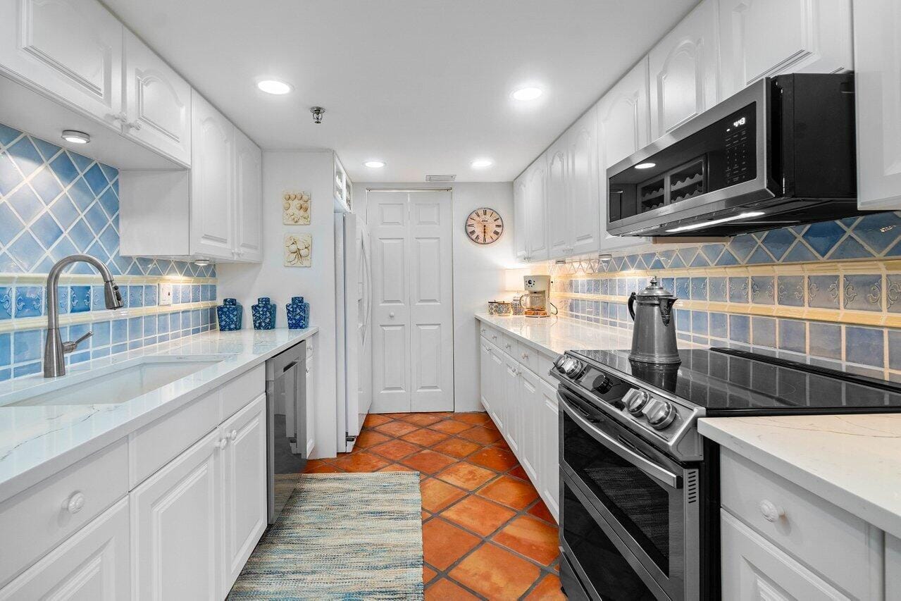 899 Jeffery Street 3050 — photo 9