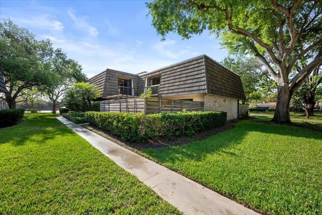 522 5th Terrace, sold in Glenwood Twnhs, Palm Beach Gardens, FL