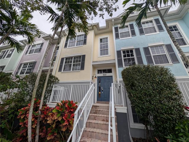 904 NE 28th Street, sold in Highland Estates, Wilton Manors, FL
