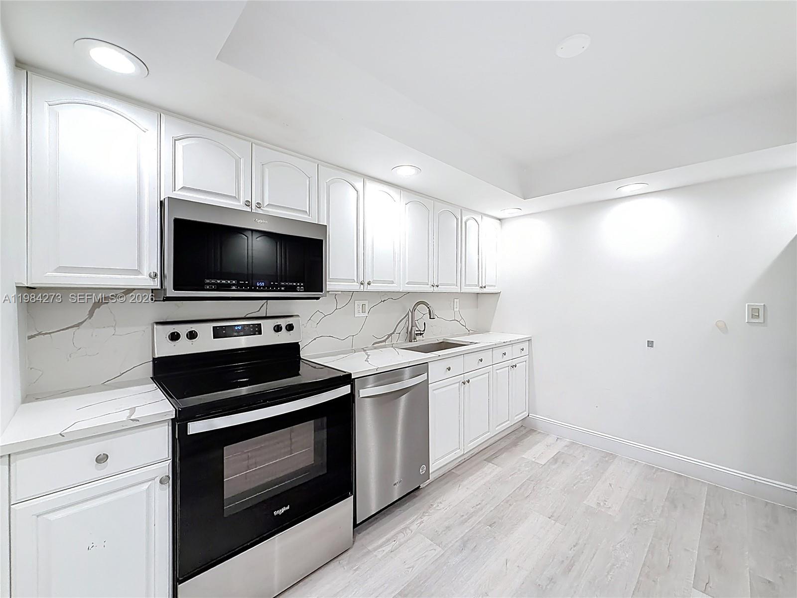 1000 Parkview Drive 121 — photo 3