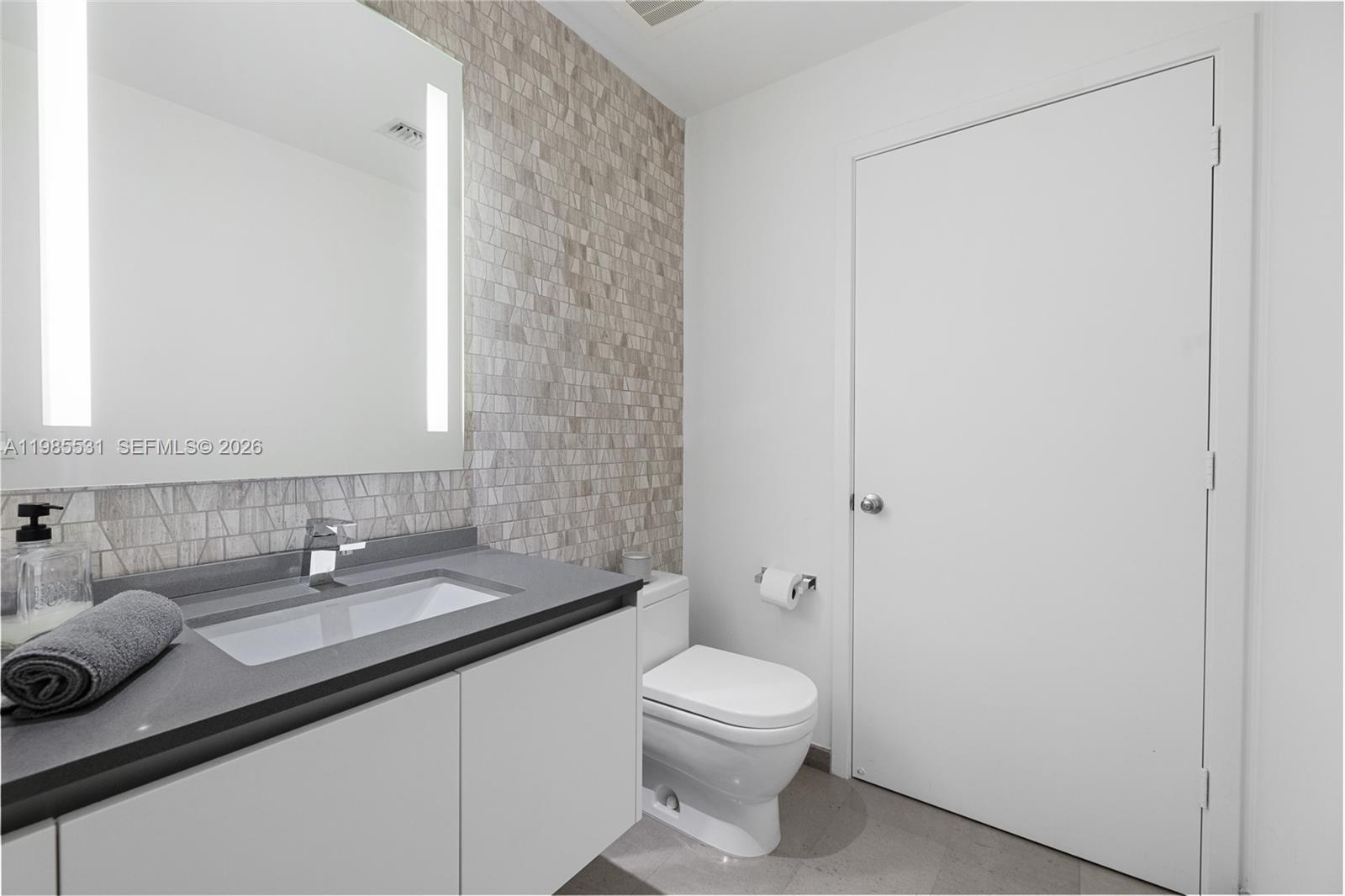 88 SW 7th Street 1010, Miami, FL 33130 photo 12