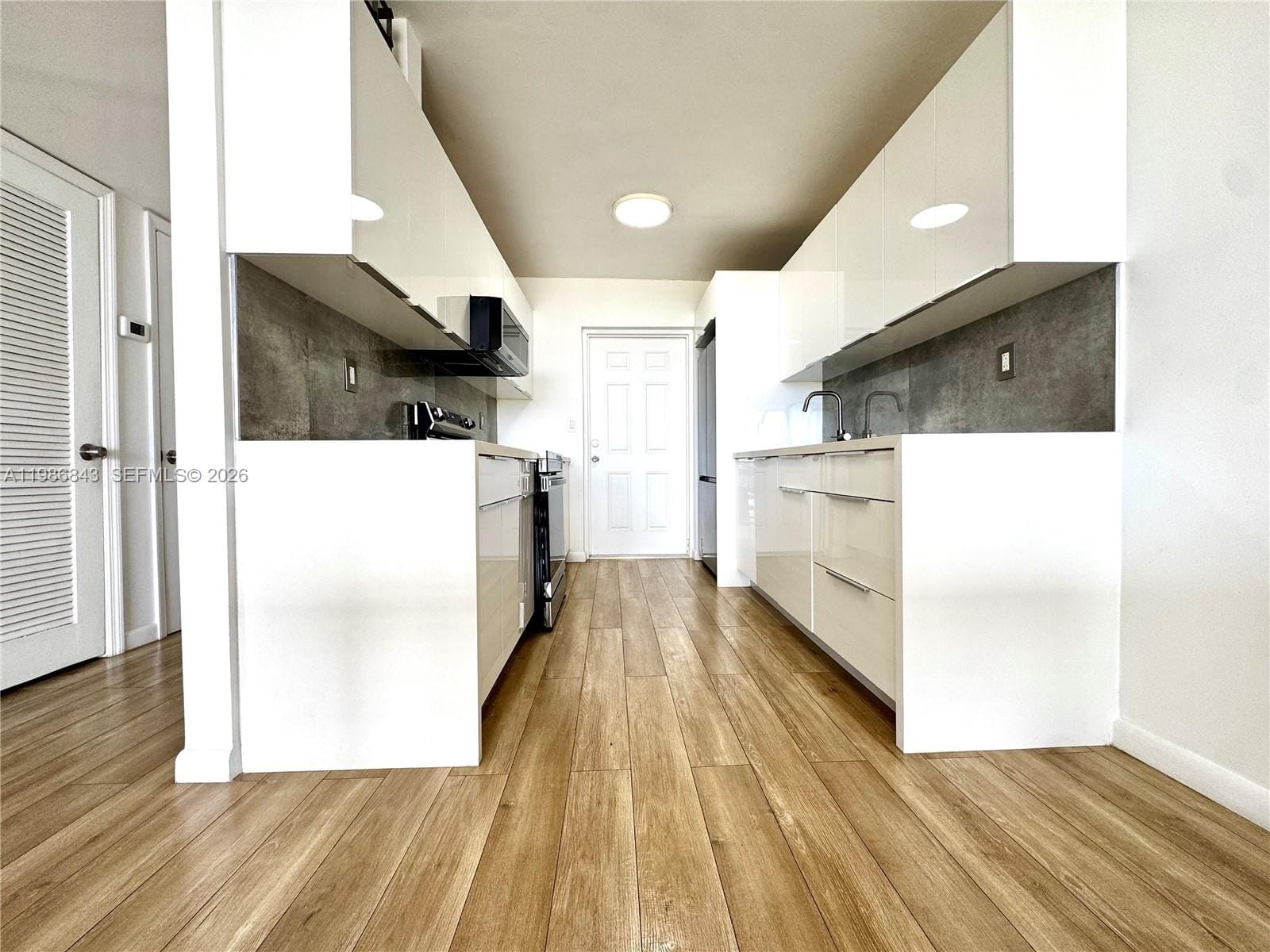 16850 S Glades Drive 8C — photo 2