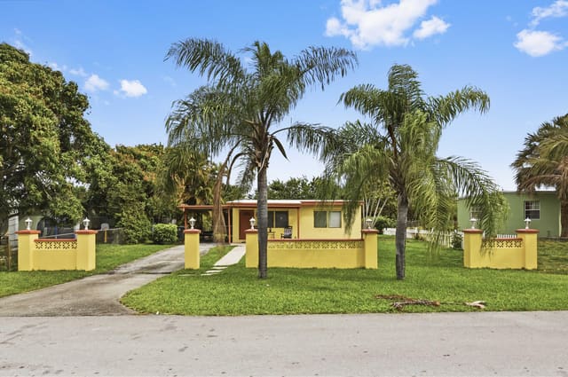 291 Tulip Tree Drive, sold in San Castle, Lantana, FL