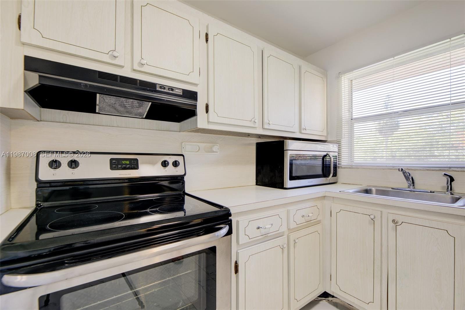 8951 Sunrise Lakes Boulevard 105, Sunrise, FL 33322 photo 17