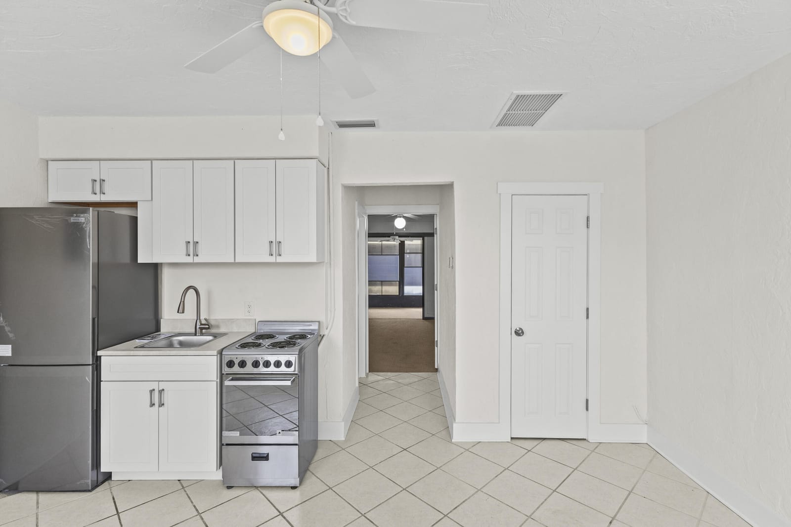 908 Villas Drive 18 — photo 5