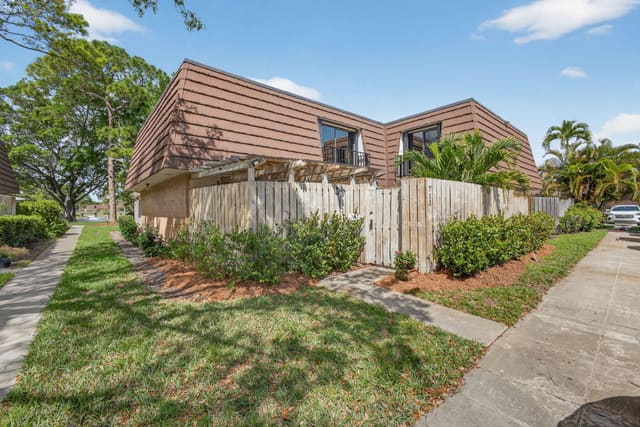 711 7th Lane, sold in Garden Lakes, Palm Beach Gardens, FL