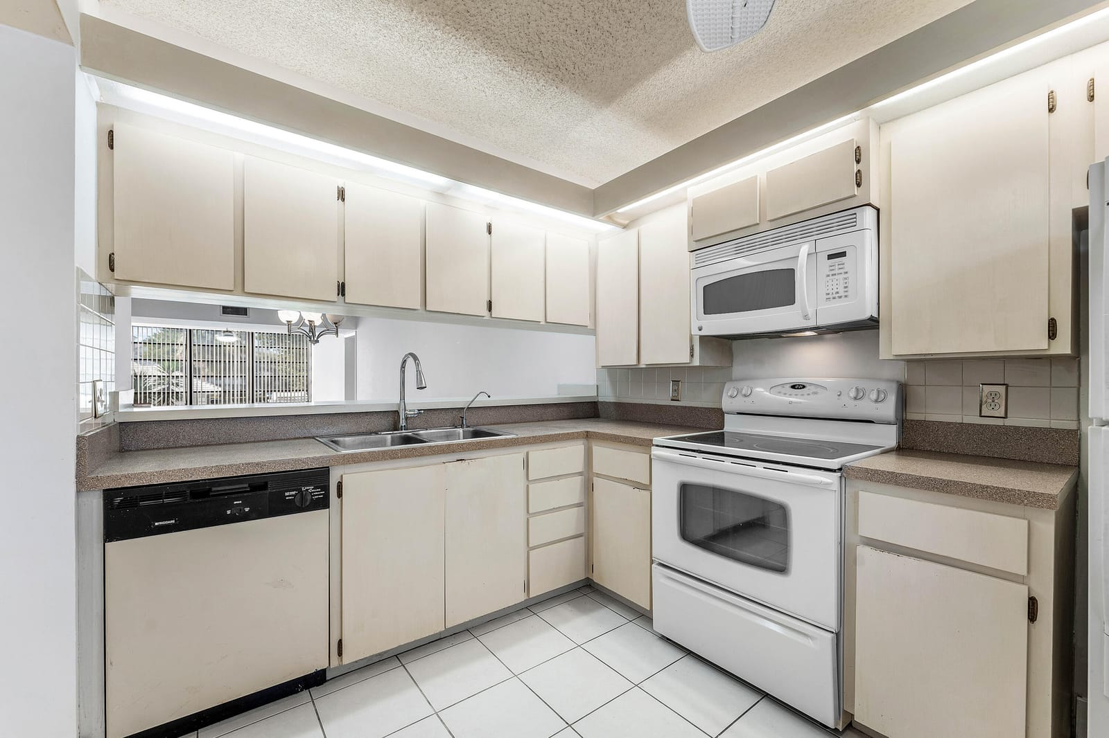 1721 Whitehall Drive 201 — photo 10