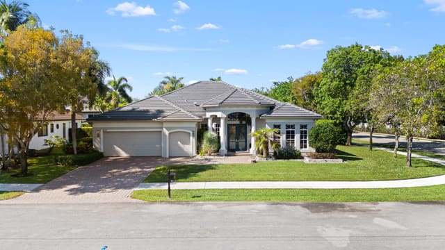 8019 S Savannah Circle, sold in Rolling Hills Golf & Tennis Club, Davie, FL